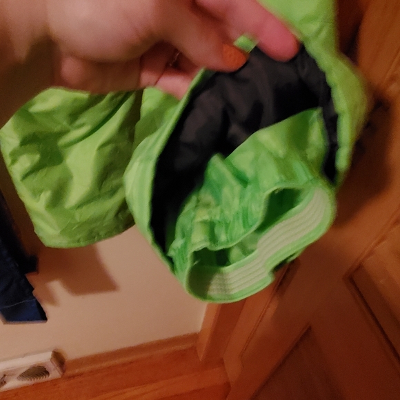 Boy's snow pants size small - Picture 2 of 3